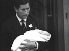 Princ Charles a jeho prvorozený syn William odcházejí z nemocnice St. Mary....