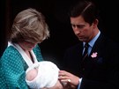 Princezna Diana, princ Charles a jejich syn William odcházejí z nemocnice St....