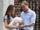 Princ William a Kate ukázali svého syna. (23. července 2013)