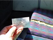 Vandaly poničená sedačka v autobuse na lince 328.