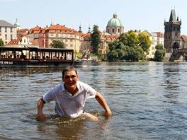 Mu se koupe ve Vltav nedaleko Karlova mostu v Praze.  (28. ervence 2013)