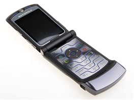 Krasavec. Jet dnes vypadá Motorola V3i bájen. Nadasový design a na...