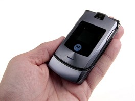 Motorola V3i v celé své kráse. Pední barevný displej nebyl píli dobe...