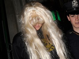 Bynesovou zatkli v blond paruce v New Yorku za výtrnosti.