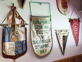 VZPOMÍNKY NA CELTIC. Ze zdí klubového zázemí dýchá bohatá historie. Bílá vlajka...