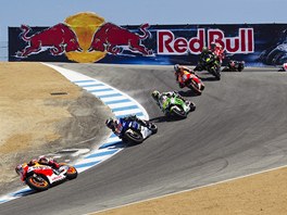 Závod tídy Moto GP na okruhu v Laguna Seca koenila i slavná zatáka Corkscrew...