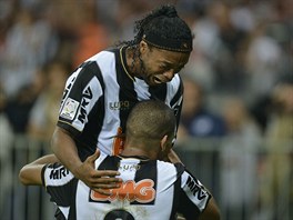 DÜLEITÝ GÓL. Brazilský fotbalista Ronaldinho z Atlétika Mineiro (nahoe) se...