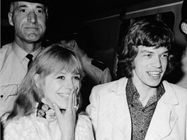Na snímku Mick Jagger nastupuje do vlaku se svou tehdejí pítelkyní Marianne...