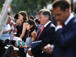 Novinái ped porodnicí, kde se narodí britský následník trnu. (22. ervence...