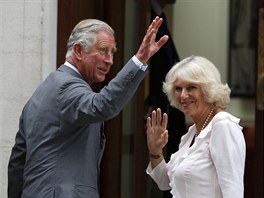 Princ Charles a jeho man�elka Camilla se p�ijeli podívat na svého vnuka. (23....