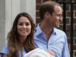Princ William, jeho manželka Kate a jejich prvorozený syn (23. července 2013) 