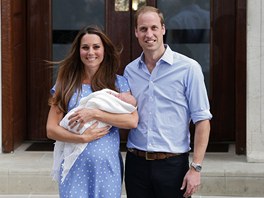 Princ William, jeho manželka Kate a prvorozený syn George (23. července 2013)