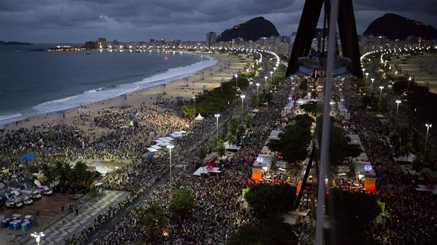 Na Copacaban se pi pleitosti papeovy me selo a milion vcch  (25. ervence 2013)