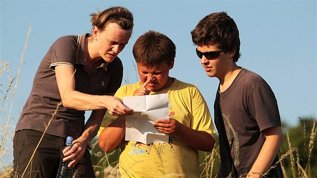 Klra Kovakov a Vojtch Belza s Michalem Zzvorkou hledaj klokana na svahu kopce Kolov, kde ho lid vidli naposledy.