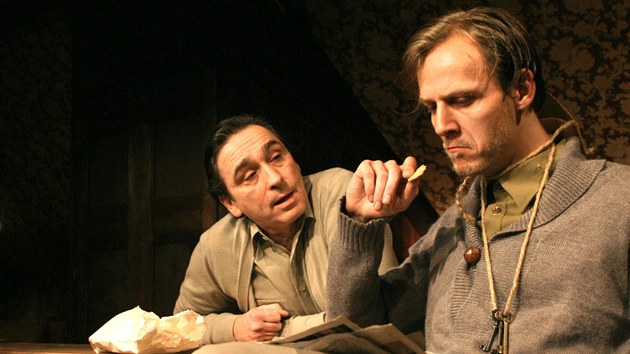Jan Hjek (vpravo) se svm hereckm kolegou Ondejem Pavelkou v inscenaci Den nadje na pd Nrodnho divadla.