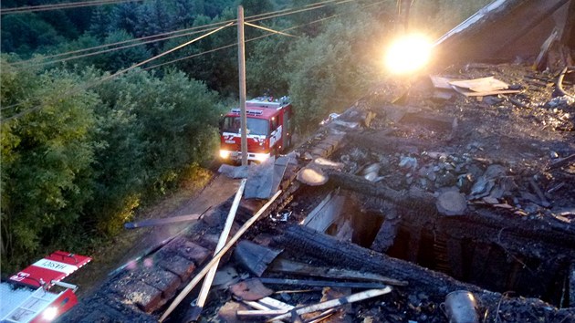 Plameny v noci zničily střechu rodinného domu poblíž Horního hradu na Karlovarsku.