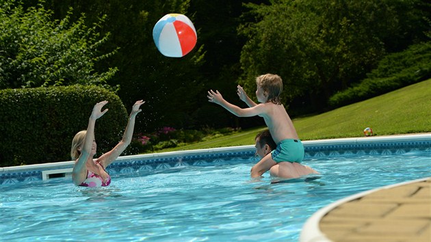 Ve vedrech posledních dní se bazén na zahradě skutečně využije.