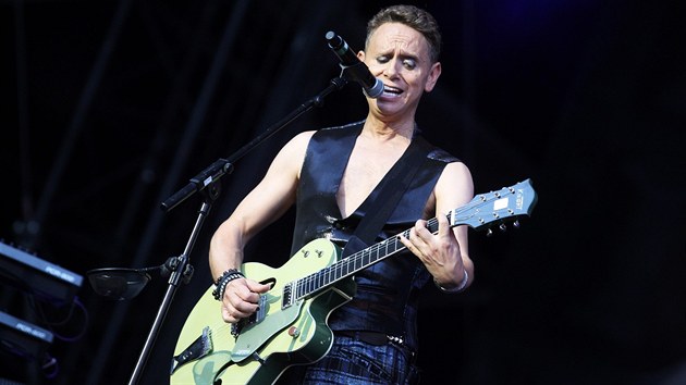 Koncert kapely Depeche Mode na pražském stadionu v Edenu (23.7.2013). Na snímku kytarista Martin Gore
