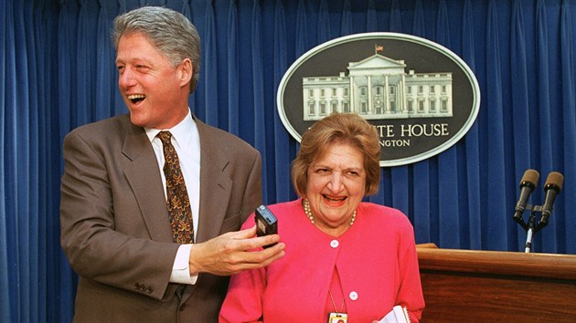 Helen Thomasov s prezidentem Billem Clintonem v roce 1995.