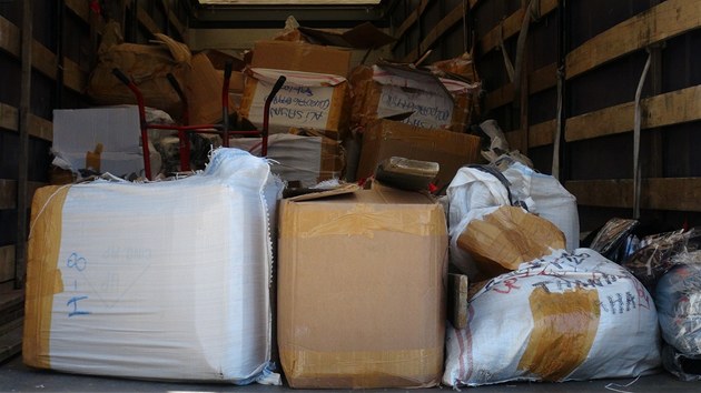 Celnci v arelu v Nupakch nedaleko Prahy zadreli v kamionu 250 krabic pevn s falzifikty textilu a doplky, jejich originly by stly 74 milion. 