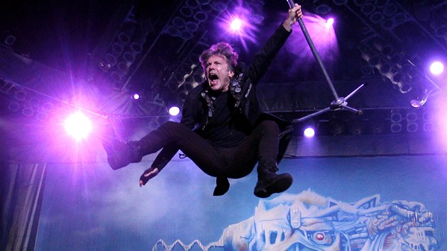 Bruce Dickinson, charizmatický frontman kapely Iron Maiden, na koncertě vyskakoval s mikrofonem a v dešti hecoval publikum: Řvi pro mne, Praho! (29. července 2013)