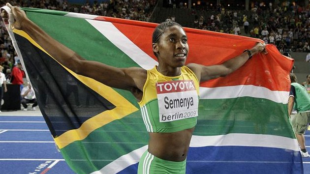 Caster Semenyaová slaví triumf na 800 metr na MS v Berlín.