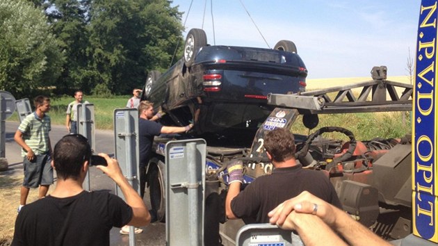 Odtahov sluba nakld vozidlo, s nm idi u Hostoun na Kladensku zajel do potoka (24.7.2013)