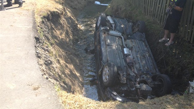 Fiat Bravo, kter jeho idi "zaparkoval" do potoka u Hostoun na Kladensku (24.7.2013)