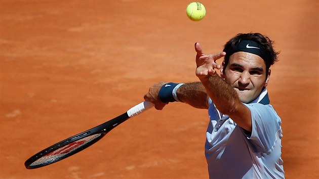 ZASE TA DRUH STOVKA. Roger Federer opt prohrl s hrem z druh stovky ebku, v semifinle na turnaji v Hamburku s Fredericem Delbonisem