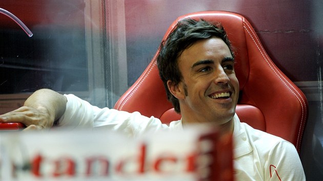 POHODIKA. panlský jezdec Formule 1 Fernando Alonso eká bhem tréninku na...