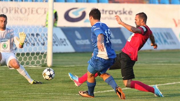 A JE TAM. Ostravsk zlonk Vojtch Engelmann stl vedouc gl Banku na 2:1, cest me do branky nezbranil ani brank Miroslav Miller, ani kapitn Mlad Boleslavi Jan Kysela.