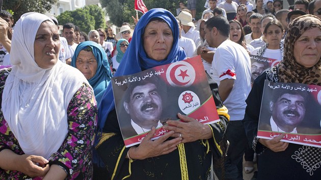 V Tunisku v sobotu pohbili zavradnho opozinho politika Muhammada Brahmho, , kterho ve tvrtek zavradili neznm tonci (27. ervence)