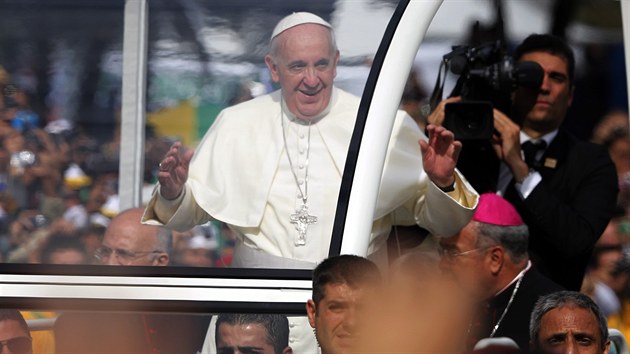 Papež František přijíždí na pláž Copacabana, kde v neděli odpoledne vedl mši (28. července)