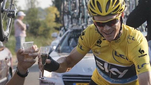 Britsk cyklista Chris Froome slav v zvren etap Tour de France svoje celkov vtzstv.