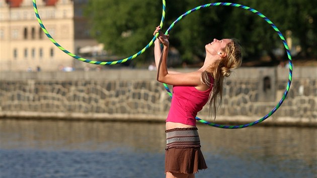 Při použití více kruhů připomíná hula hooping žonglování.
