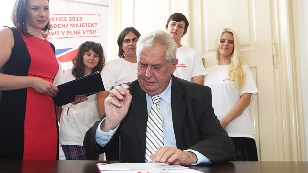 Prezident Milo Zeman podepsal petici za zkon o prokazovn pvodu pjm. (25. ervence 2013)