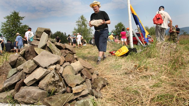 Lidé vynáeli kameny na mohylu eské státnosti na vrchu Polední v Tínských