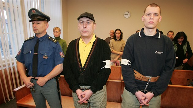 Ladislav Pacovský a jeho syn John dostali u soudu 25 a 11 let. Otec p�vodn�...
