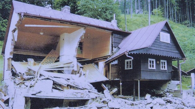 Povodně v Kounově u Dobrušky v roce 1998. Symbolem se stal Formánkův zničený dům.