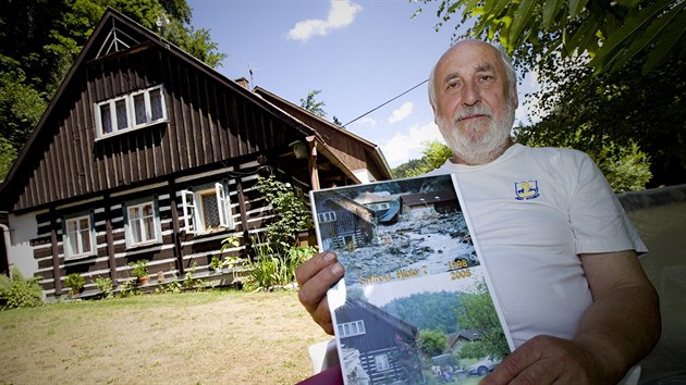 Bývalý starosta Kounova u Dobrušky Zdeněk Šritr ukazuje fotky z ničivé povodně v roce 1998.