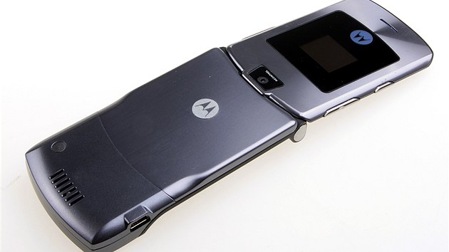 Startovací cena prvního RAZRu 20 000 korun z něj dělala jeden z nejdražších mobilů na trhu. Přesto zaznamenal zájem takový, že před Vánoci byl telefon beznadějně vyprodaný a zájem neupadal celý následující rok, kdy se cena postupně snižovala na přijatelnou úroveň. Díky RAZRu se Motorola vrátila na výsluní. Model byl nejprodávanějším mobilem roku, prodalo se ho přes 12 milionů kusů. Motorola se stala světovou dvojkou a stíhala jasně první Nokii. 