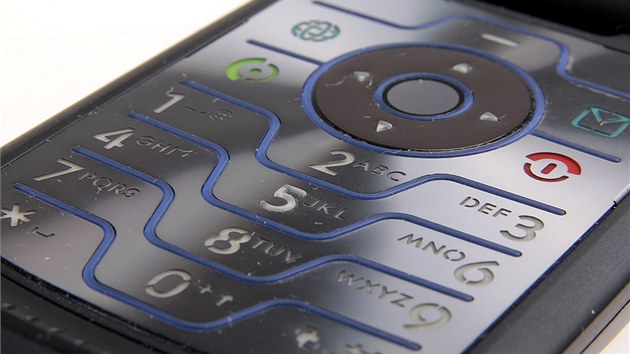 Motorola V3i a její krásná leptaná klávesnice s modrým podsvícením. Dodnes asi...