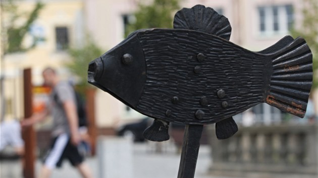 Havlkovo nmst v Havlkov Brod zdob sochy student z akademie ve Svtl nad Szavou. K vidn je teba kovov plastika ryby.