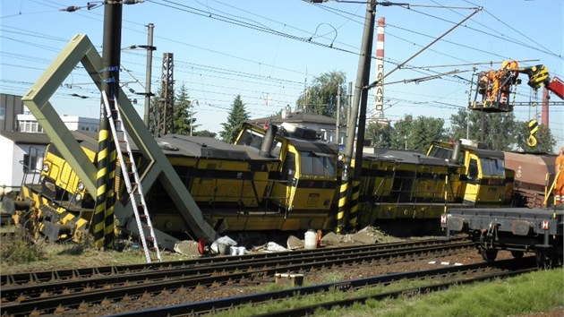 Vykolejen nkladnho vlaku v Pardubicch zejm zpsobila technick zvada na vhybce (21. ervence 2013)