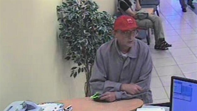Pachatel p�i p�epaden� banky �SOB pobl� pra�sk�ho And�lu. (21. �ervna 2013)