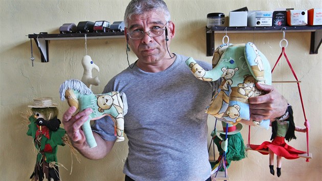 Odsouzený Jlius Hojner vyrábí ve vzeské díln v Hemanicích hraky pro dti,...