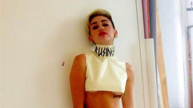 Miley Cyrusov rda zveejuje sv fotky na internetu.