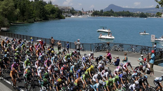 Momentka z 20. etapy cyklistickho zvodu Tour de France. Cyklist v n kolem Annecy absolvovali jen 125 kilometr, ale s nesmrn nronm profilem. V zvru je ekalo 10,7 kilometru o prmrnm sklonu 8,5 procenta na Annecy-Semnoz.
