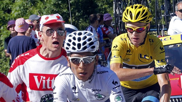 DOTRN DIVK. Britsk cyklista Christopher Froome si bhem dvact etapy Tour de France musel poradit i s fanoukem, kter se mu pletl do cesty.