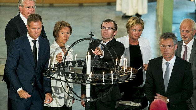 Ceremonie za asti len norsk vldy. Premir Jens Stoltenberg je druh zprava. 